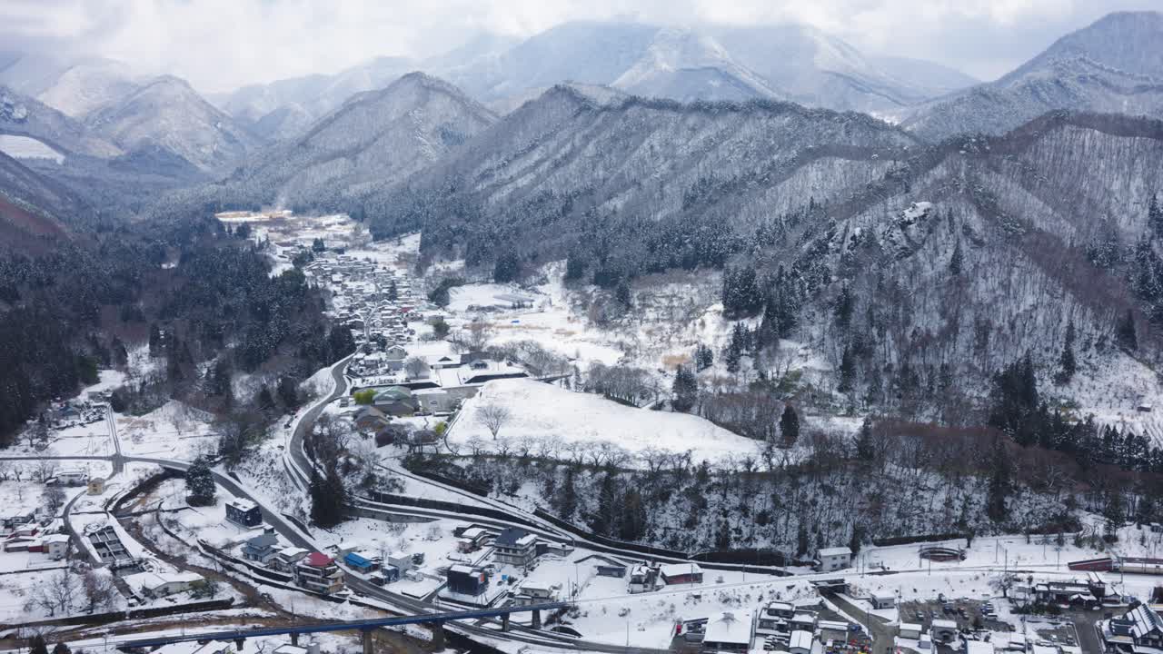 야마가타 현의 눈 인 산 계곡, 야마데라 사원에서 볼 수 있는 모습