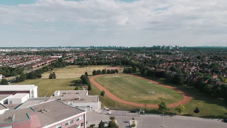 imágenes aéreas de drones de un campo de fútbol al aire libre