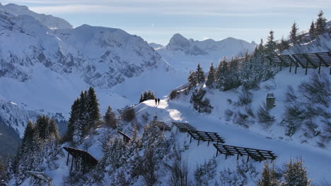 deux personnes marchant sur un sentier de montagne vers le haut appréciant la belle vue sur le paysage hivernal