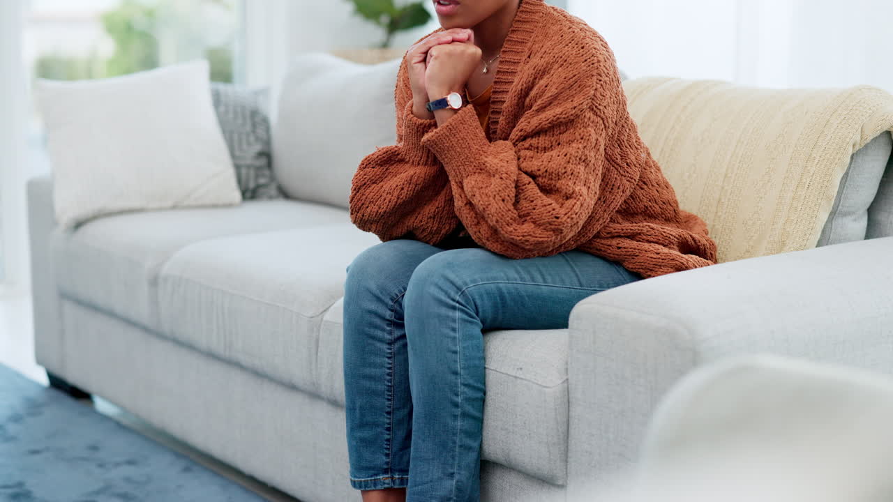 스트레스를 받은 젊은 여성은 걱정스럽게 보입니다.