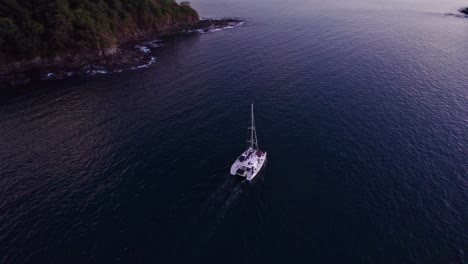 Katamaran-Touren-An-Der-Küste-Von-Costa-Rica-Sind-Ausflüge-In-Ruhigen-Gewässern,-Die-Sich-Perfekt-Mit-Der-Familie-Teilen-Lassen