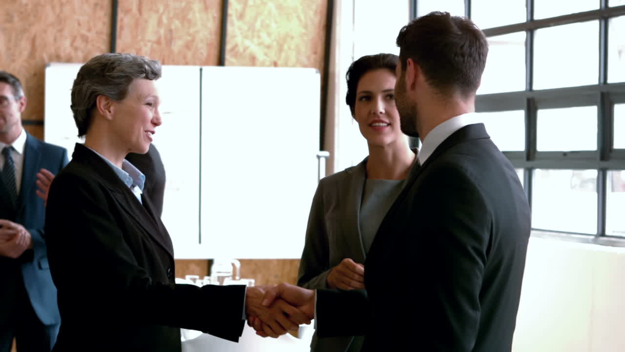 handshaking di uomini d'affari