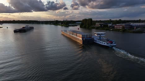 Puesta-De-Sol-Sobre-El-Río-Oude-Maas-Mientras-Dos-Buques-De-Carga-Navegan