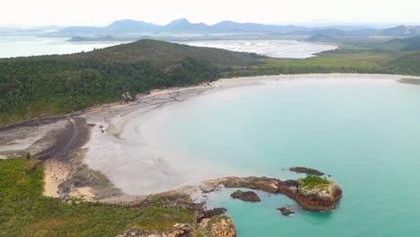 Hermosa-Vista-Sobre-La-Bahía-Costera-De-Queensland-Australia-Y-El-Agua-Turquesa,-Antena