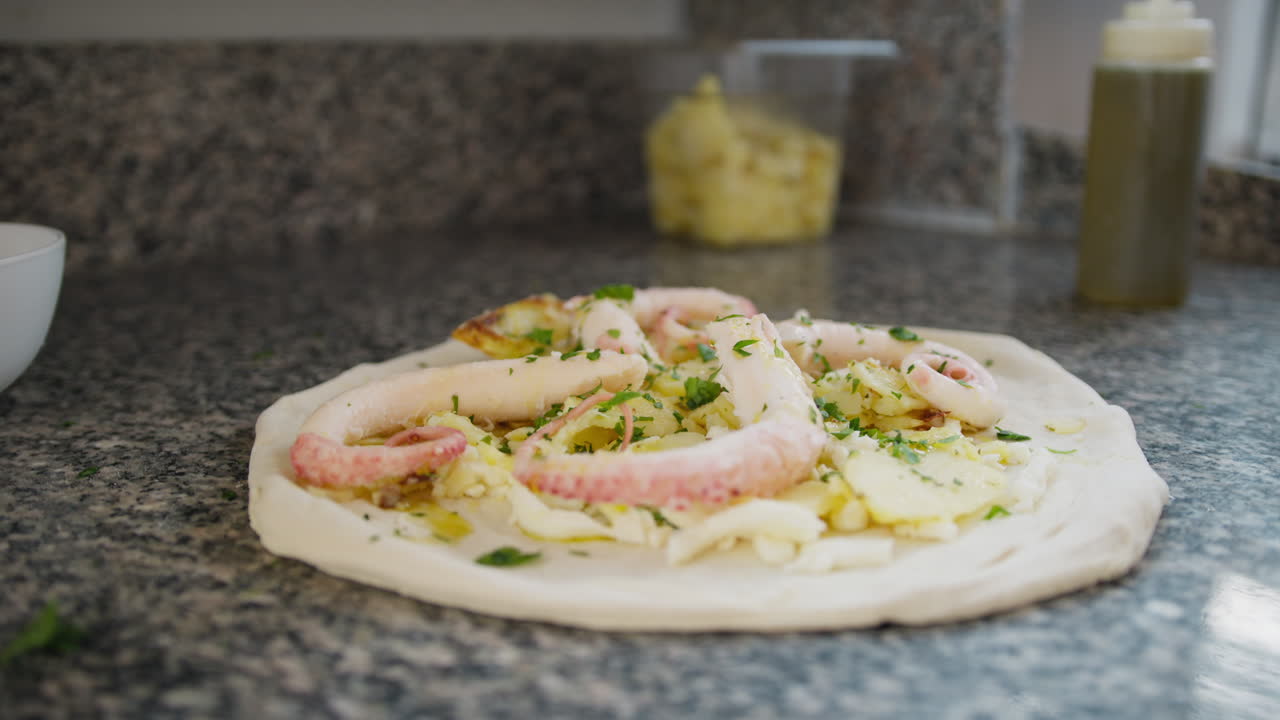Chef Colocando Manjericão Em Cima Da Pizza Com Polvo