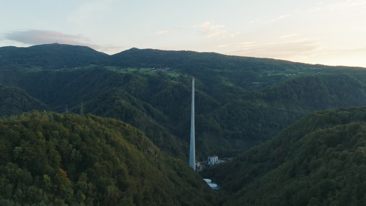 Tento letecký pohled ukazuje vysoký průmyslový komín v areálu bývalé uhelné elektrárny v Trbovljích, označující