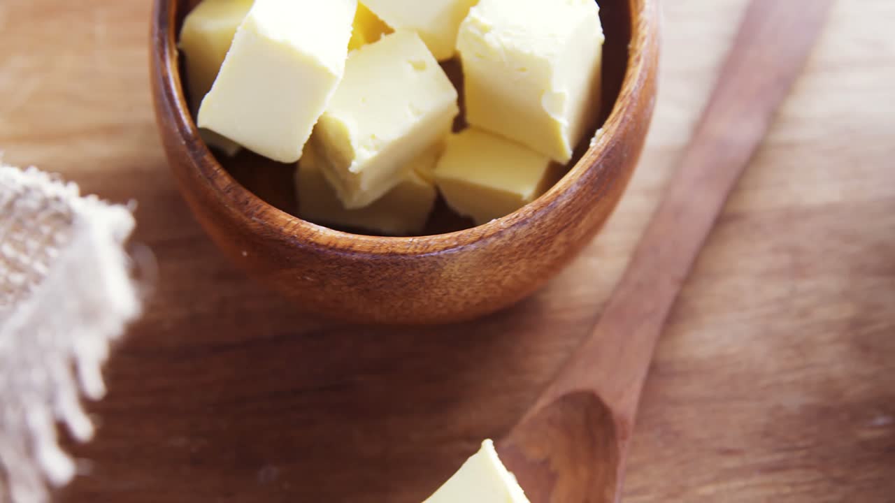 varios ingredientes y huevos marrones en la mesa de madera 4k