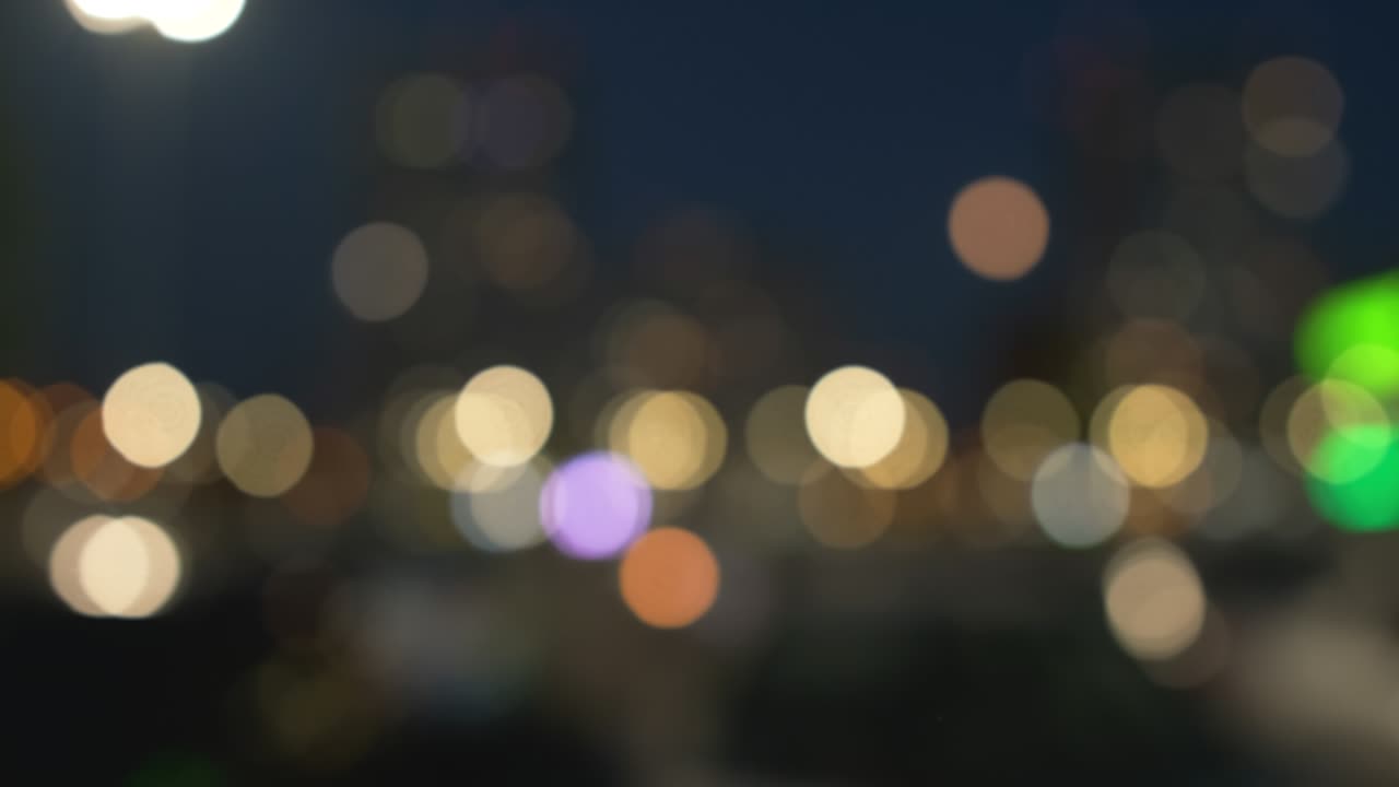 시내 불빛의 흐릿함. 자동차에서 촬영된 모션