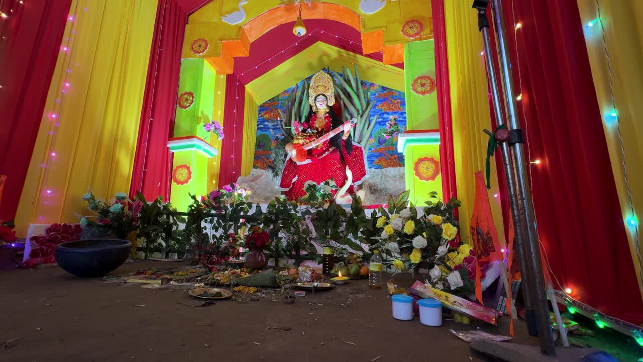 Ídolo de Saraswati lindamente decorado com veena durante celebração religiosa hindu.