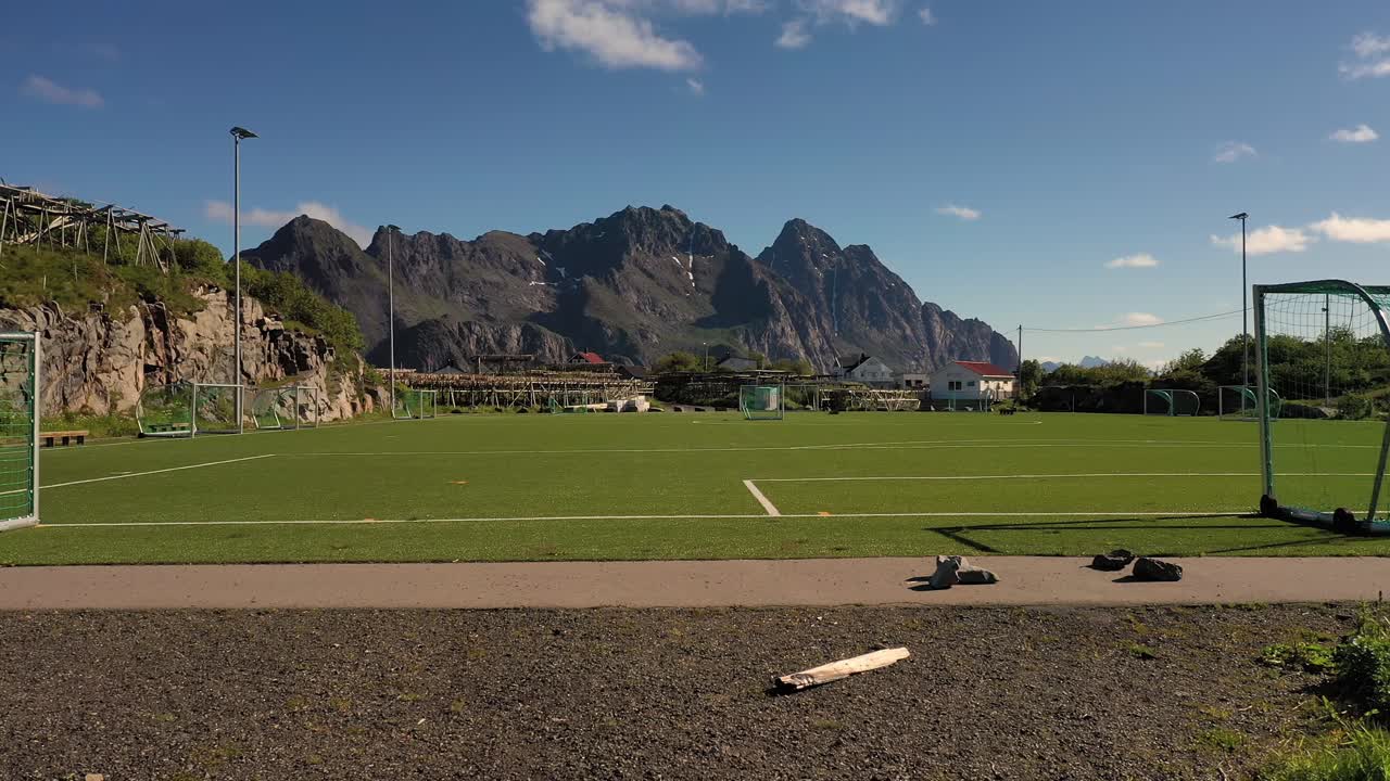 헨닝스바어에 있는 노르웨이 루포텐 축구장 경기장.