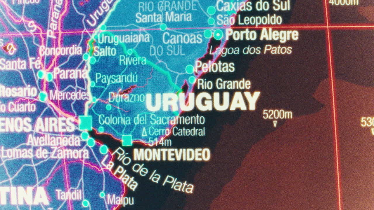 Una vista de cerca de un mapa que muestra Uruguay, Argentina y partes de Brasil, con ciudades como Montevideo, Buenos Aires y Porto Alegre resaltadas