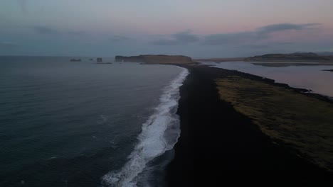 Solheimafjara-Schwarzer-Sandstrand-Am-Stimmungsvollen,-Isländischen-Abend,-Luftlandschaft