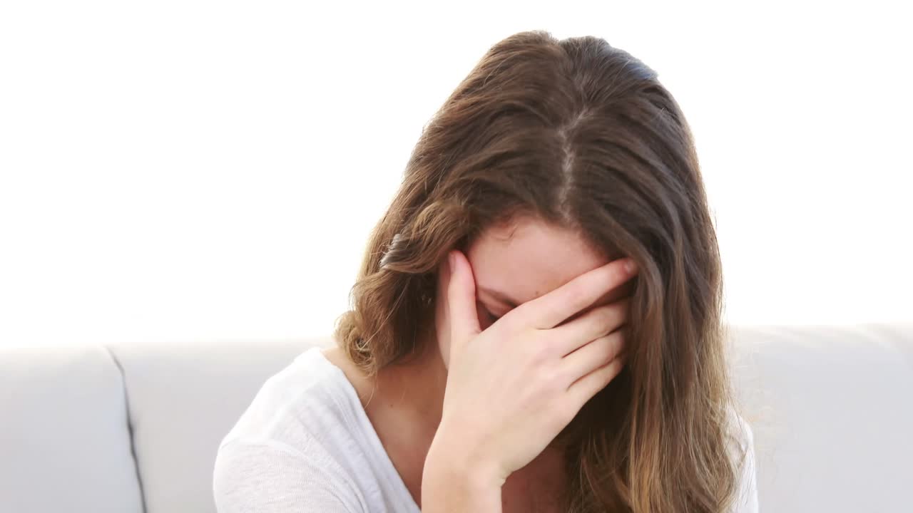 chica adolescente molesta en el sofá en casa