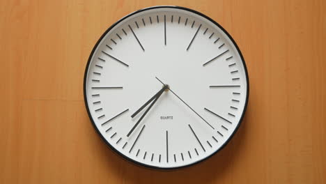 Time-Lapse-Of-One-Minute-On-Quartz-Clock-Face