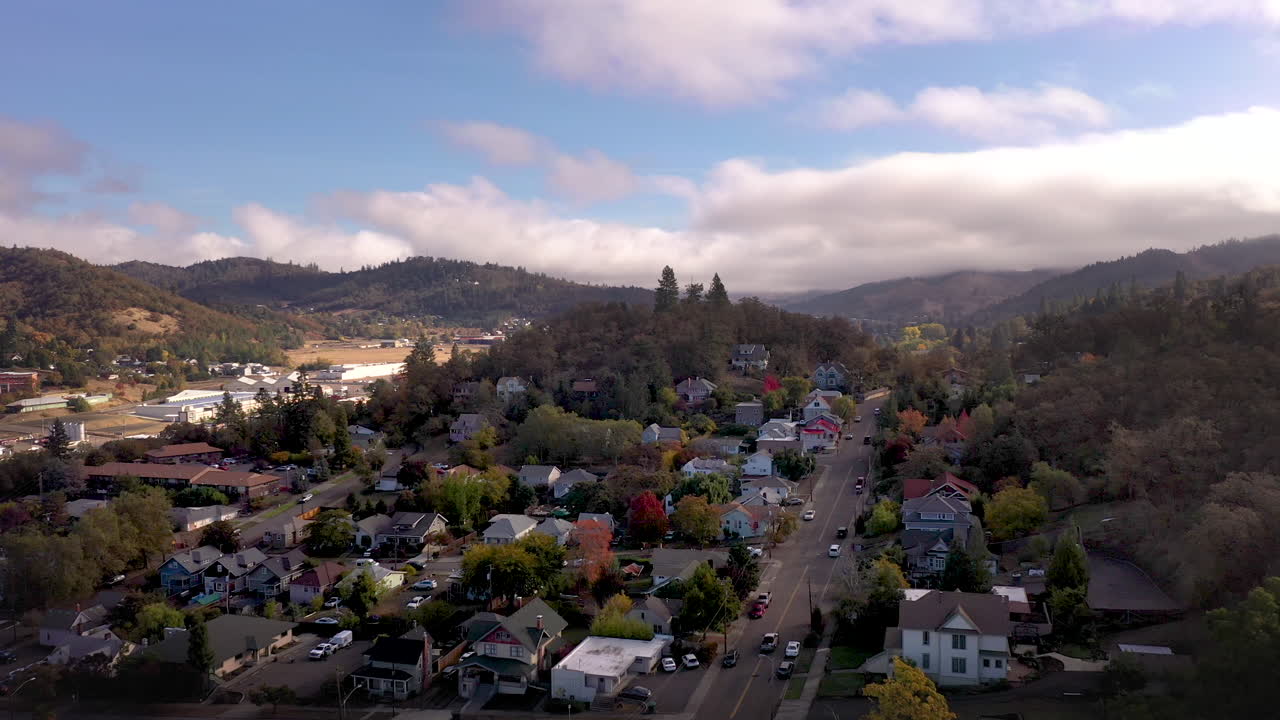 vista aérea pacífica de roseburg, una ciudad encantadora en el sur de oregon, estados unidos