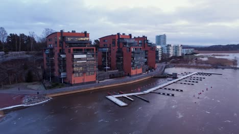 Bloques-De-Apartamentos-De-Alta-Calidad-Junto-Al-Mar-Congelado-En-Una-Noche-Nublada