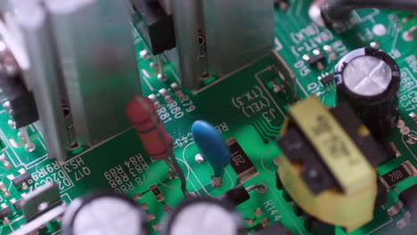 el zoom de una toma de primer plano de un panel de placa de circuito, que muestra las partes completadas de su configuración