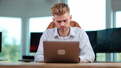 Fokus-Auf-Modernes-Büro:-Junger-Geschäftsmann-Allein,-Konzentriert-Mit-Notebook-Aufgaben