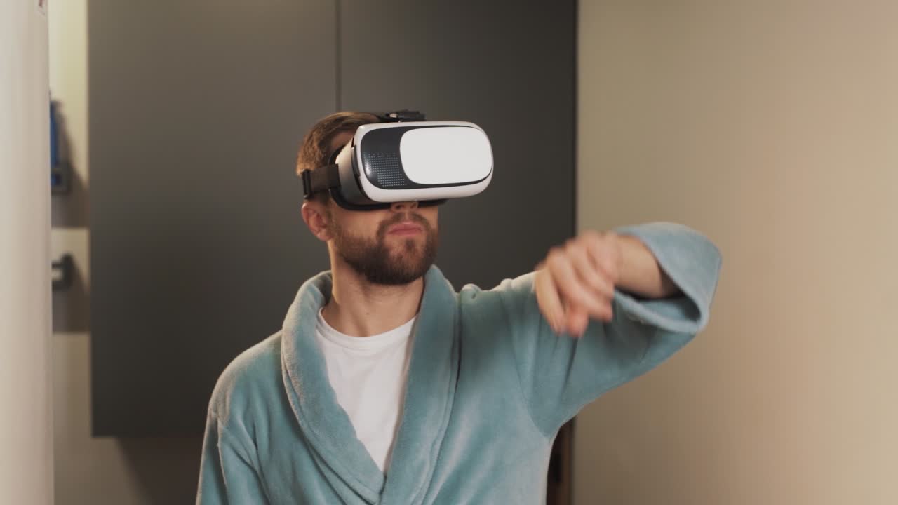 un hombre guapo con gafas de realidad virtual pasa las páginas