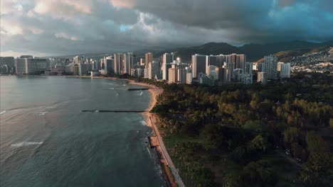 Aerial-drone-footage-of-Honolulu,-Hawaii