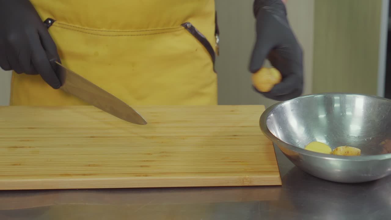 chef preparando patatas y cebollas