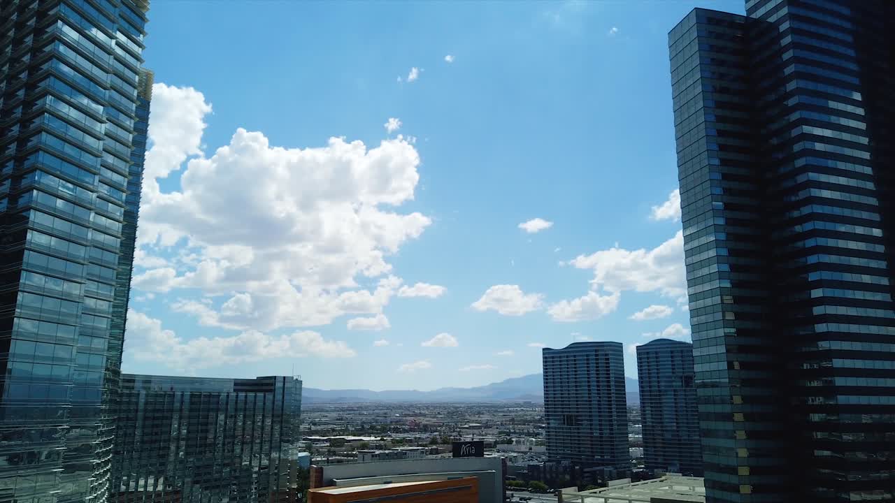 hermosas nubes moviéndose entre torres de hotel en las vegas