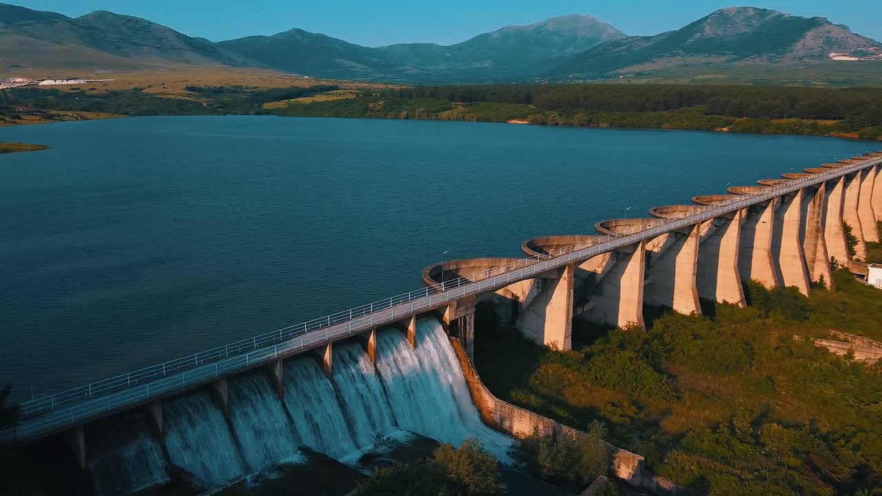 높은 산들로 둘러싸인 푸른 순수한 호수