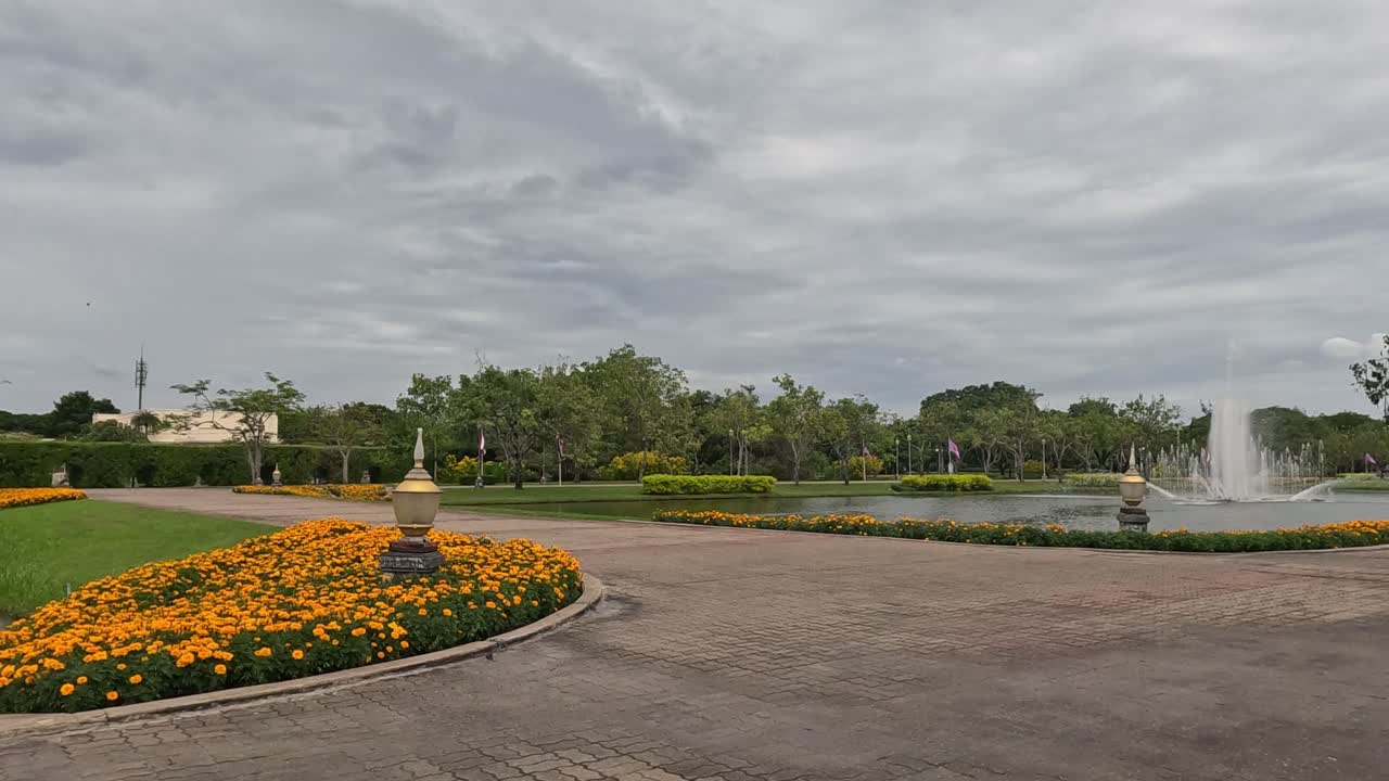 una escena tranquila en el parque con una fuente de agua.