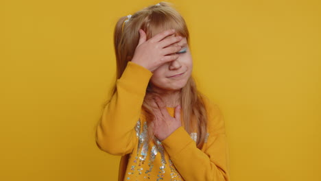niño niña no saludable tos cubriendo la boca con la mano sensación de enfermedad síntomas de alergia infección viral