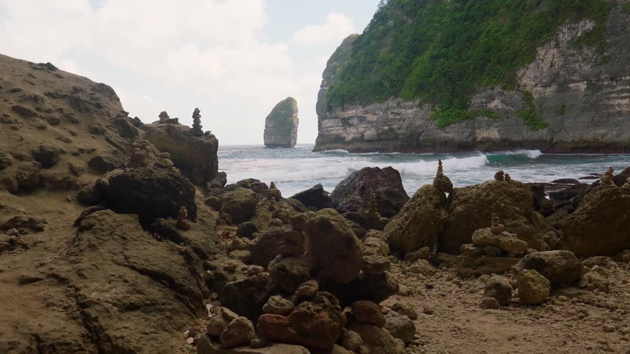 Bali Nusa Penida Beach and rocks on Temeling recorded by a Sony A7IV mirrorless camera with a 16-35 f2.8 GM lens.