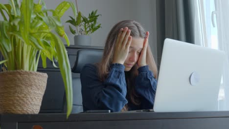 Stressige-Frau,-Der-Die-Energie-Für-Die-Arbeit-Am-Laptop-Im-Büro-Fehlt