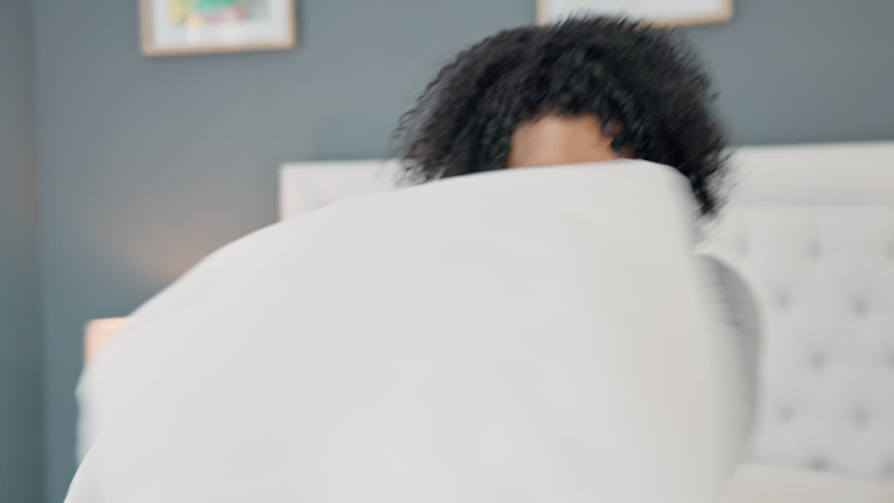 pov, pareja y pelea de almohadas en la cama