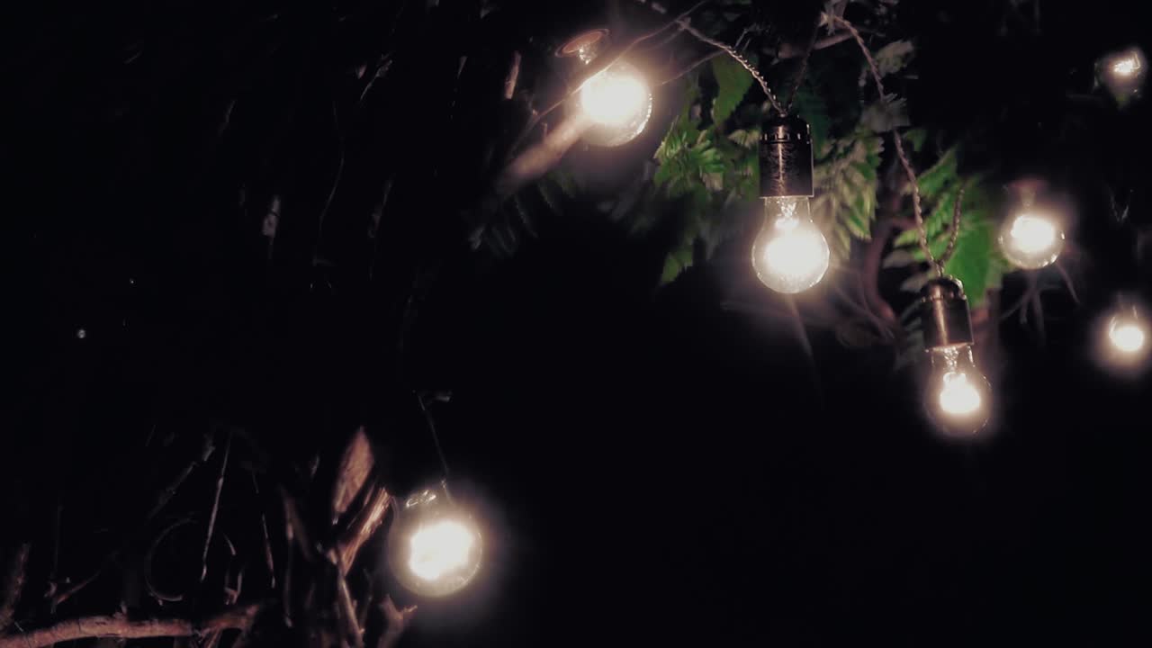 hermoso arco de paisaje iluminado por lámparas por la noche