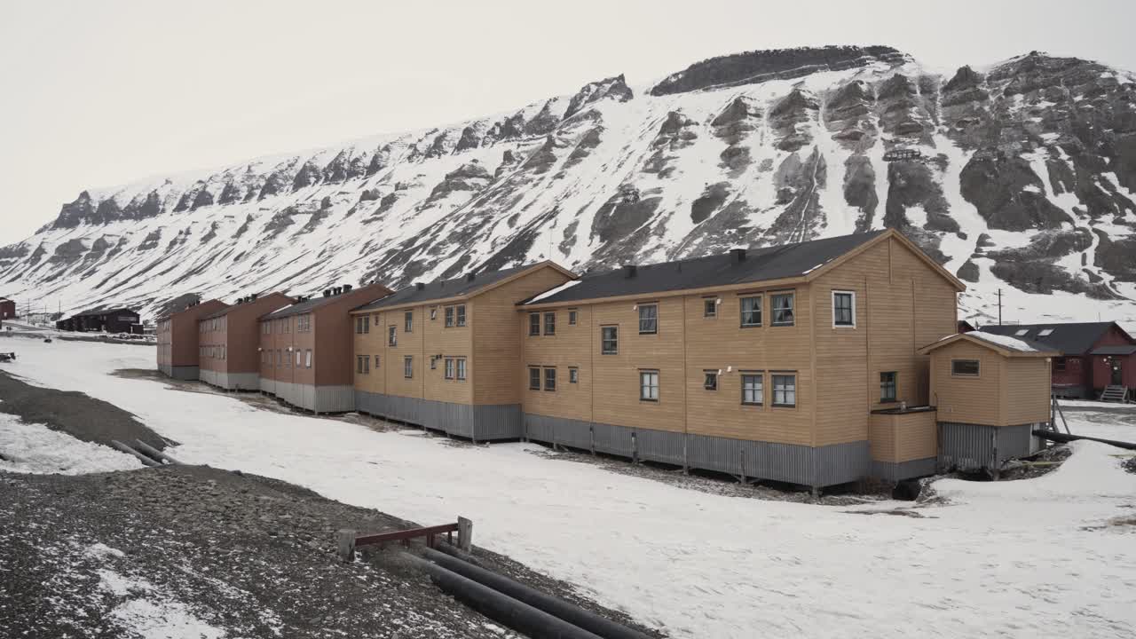 casas icónicas de la congelada isla de svalbard, vista de mano