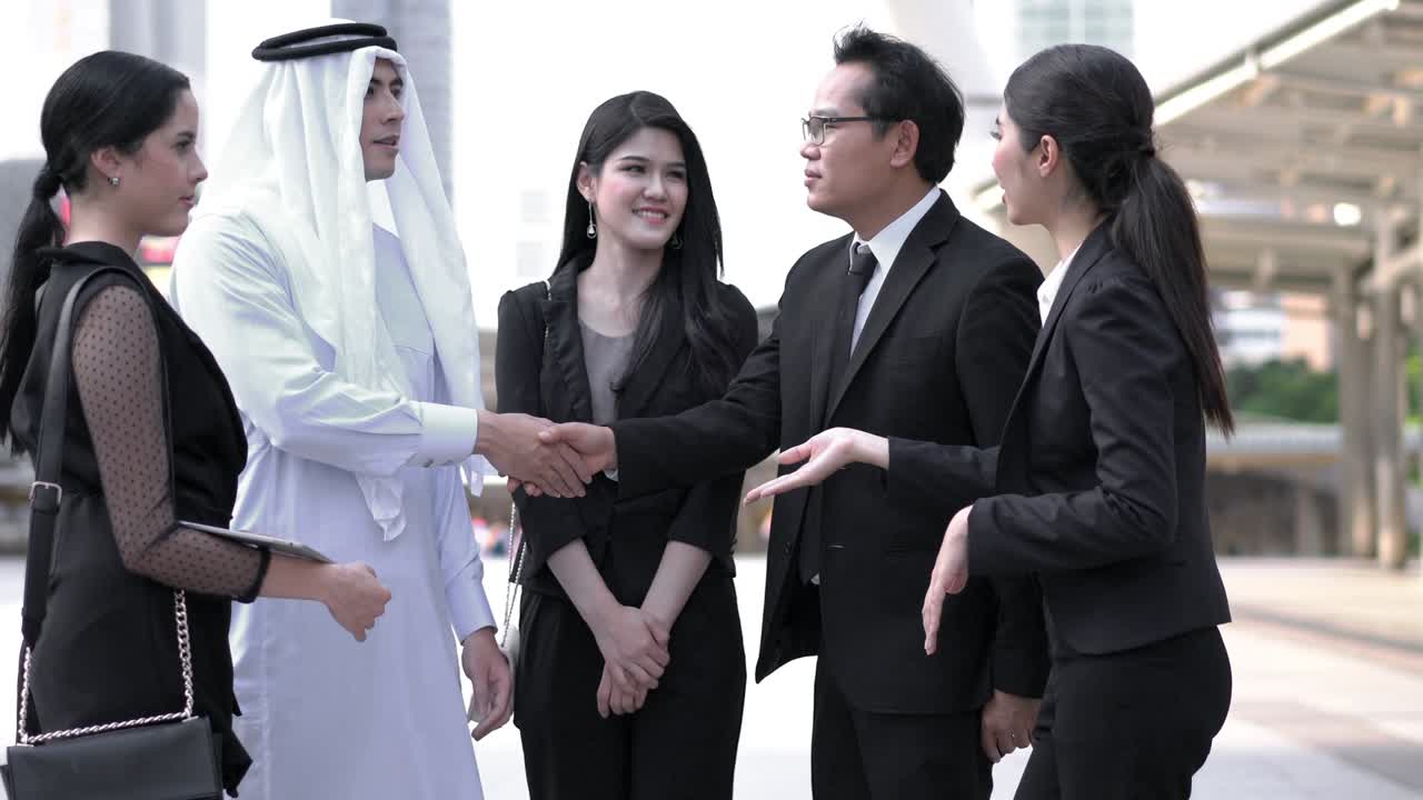 아랍에미리트의 사업가와 여성이 함께 만나는 비즈니스 개념 중동, 합의, 파트너십, 팀워크 및 관계