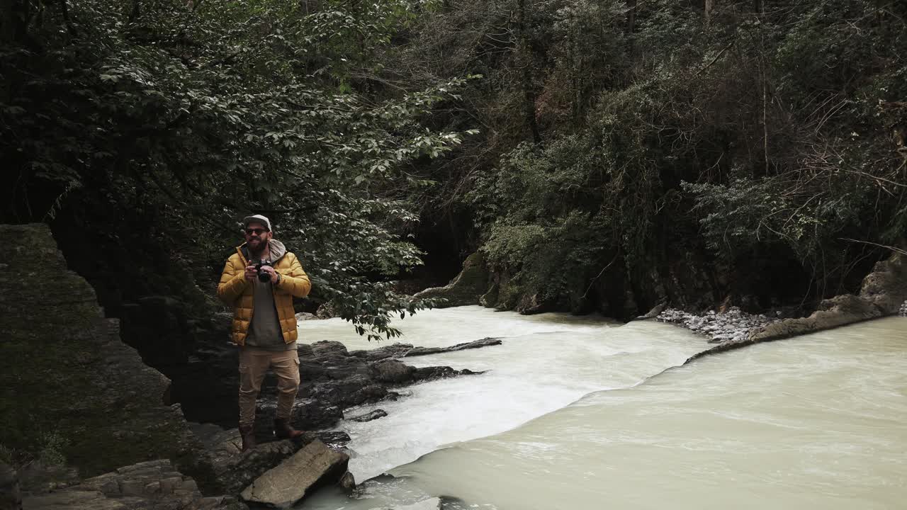 fotógrafo en un arroyo de montaña