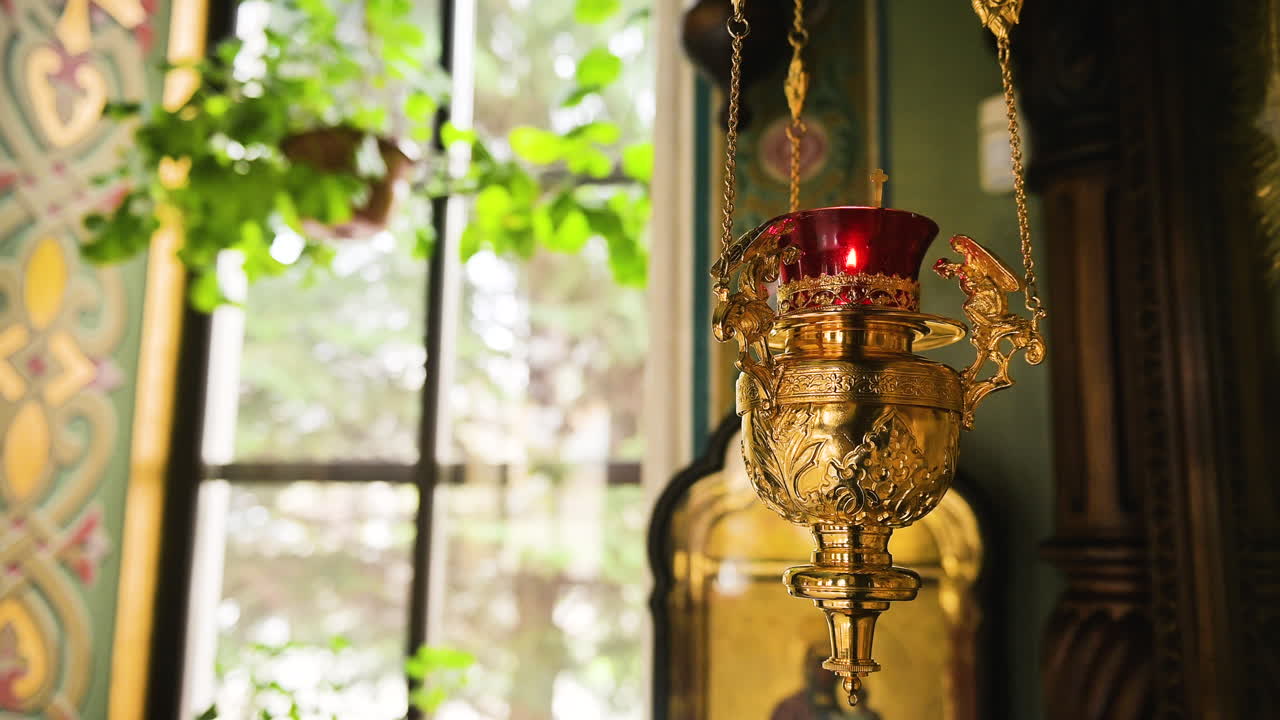 золотой подсвечник