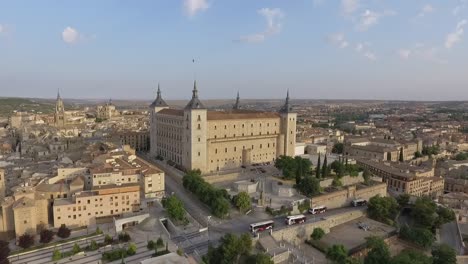 Video-aéreo-del-Alcázar-de-Toledo,-Spain