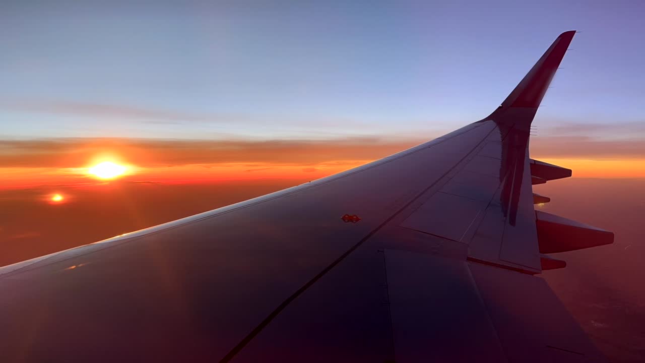 Timelapse de asa de avião em voo com um lindo pôr do sol no céu sobre a África