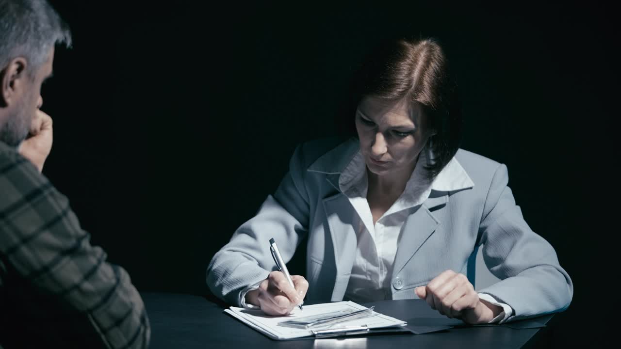 detective mujer que se niega a aceptar soborno de un hombre sospechoso de crimen, investigación