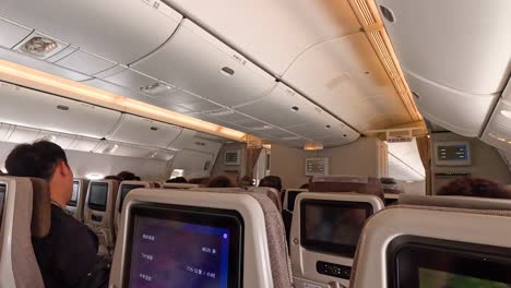 pasajeros sentados dentro de una cabina de avión