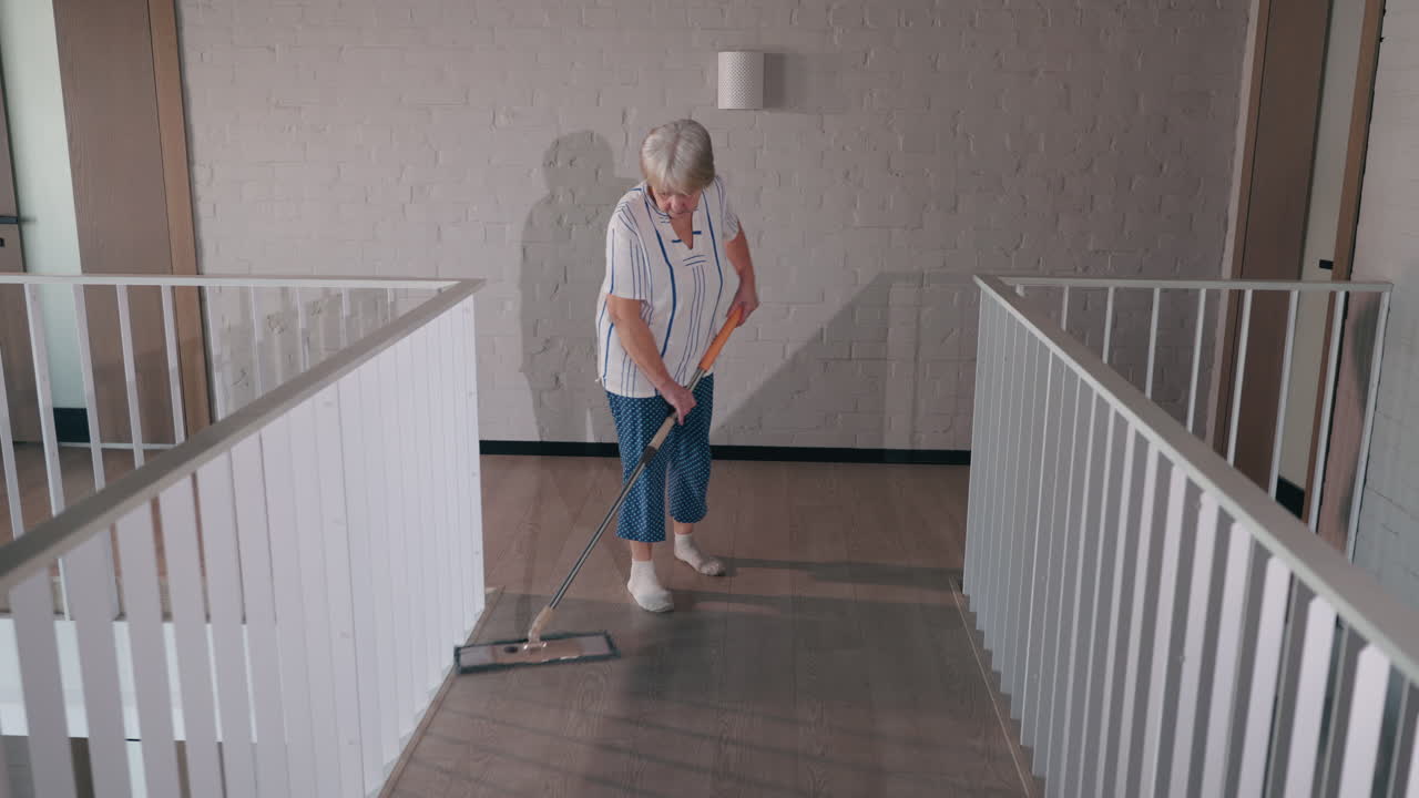 mujer anciana limpiando el suelo