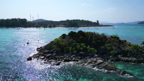 Playa-Acantilado-Rocoso-Isla-Azul-Turquesa-Mar