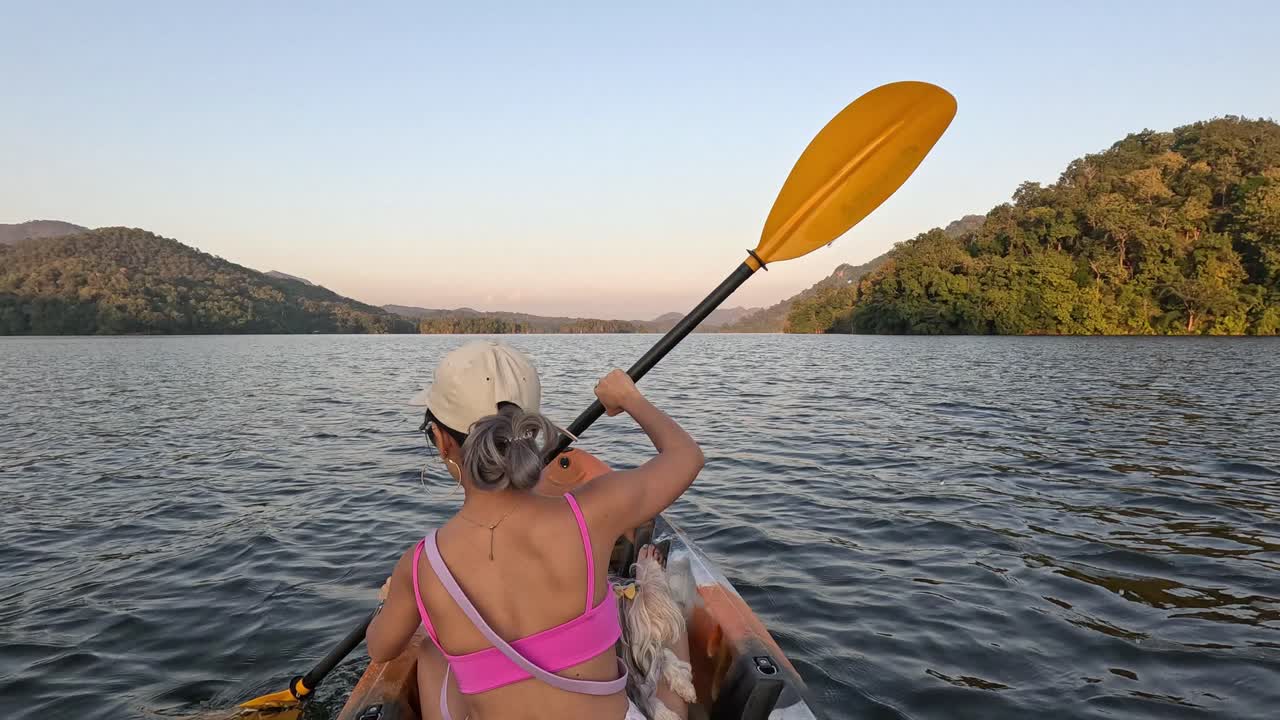 persona en kayak en un lago con vistas a las montañas