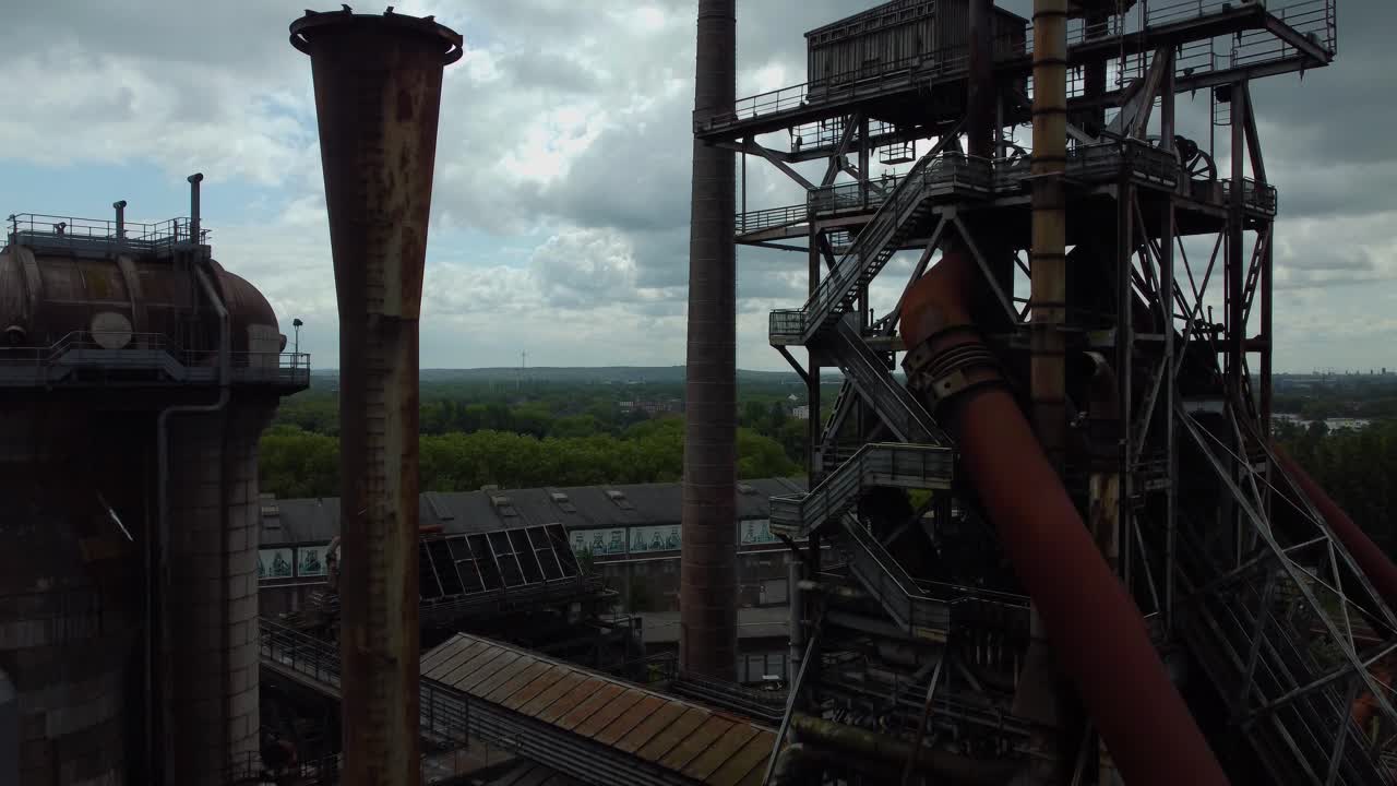 misterioso oscuro aterrador almacén fábrica historia de terror fantasmas escondidos dentro del antiguo sitio industrial histórico silueta buscando bajar explorando las partes inferiores del sitio industrial nublado