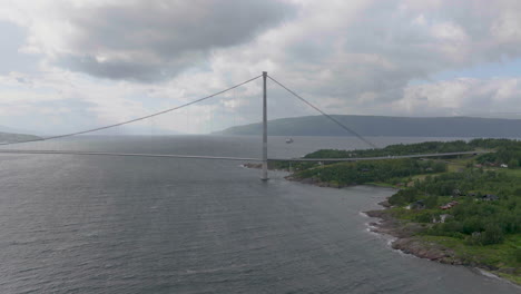 hålogalandsbrua bridge tour suspendue près de la rive du rombaksfjord en norvège