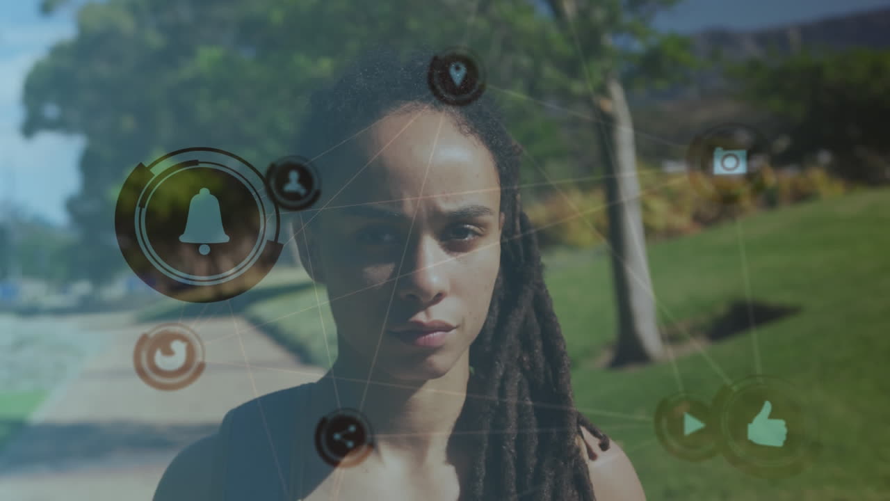 animación de una red de iconos de las redes sociales sobre la mujer en el parque