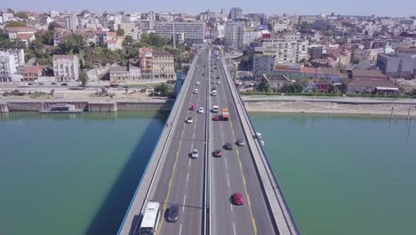 Toma-Estática-De-4k-Del-Puente-Branko-Y-Autos-En-El-Centro-De-La-Ciudad-De-Belgrado