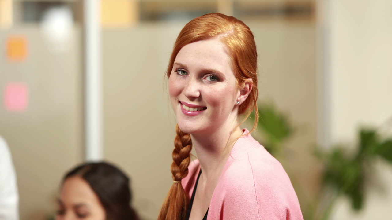 웃는 캐주얼 사업가 여성이 엄지손가락을 올리고 있습니다.