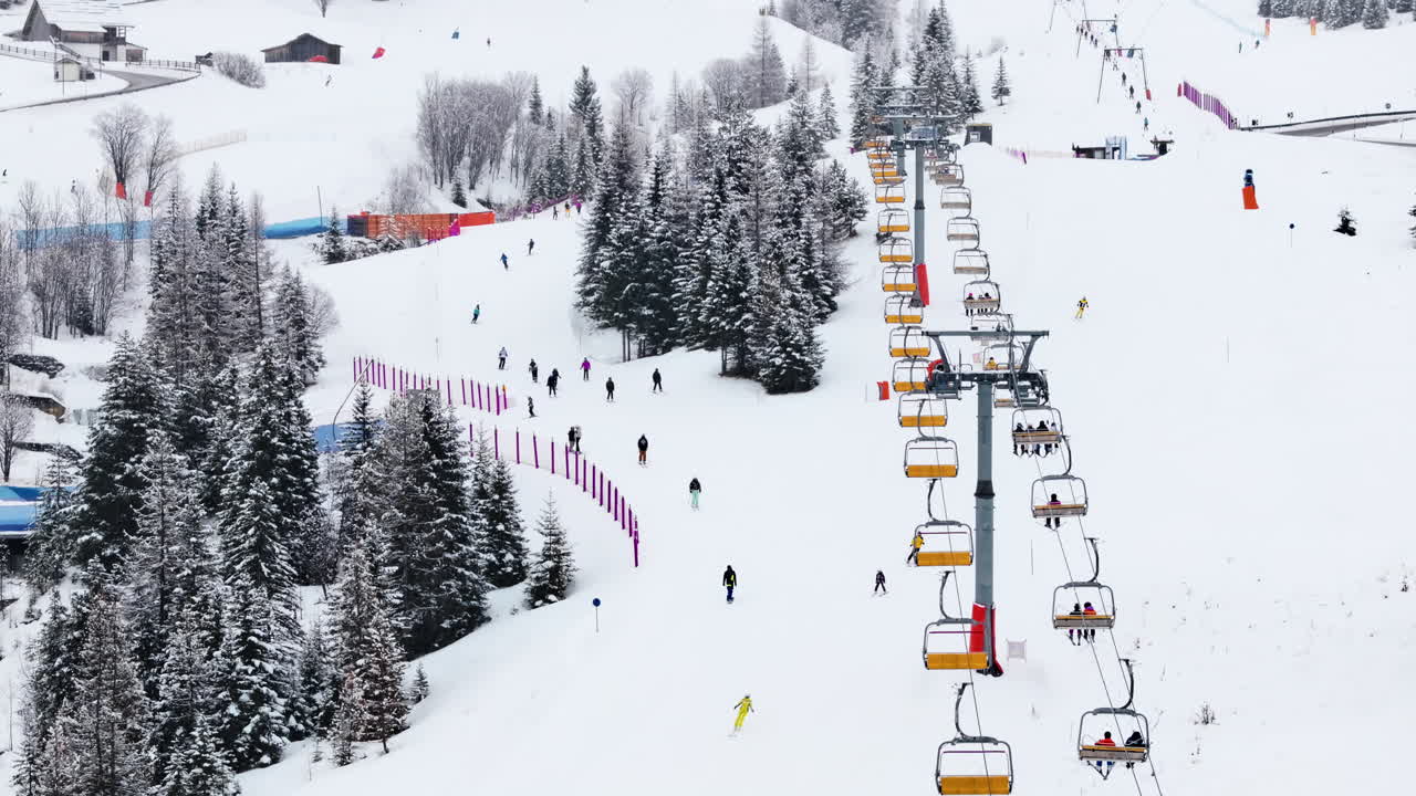 Dronebeeld vanuit de lucht van mensen in een skiresort in Corvara in Badia bedekt met sneeuw, in Zuid-Tirol, de Dolomieten